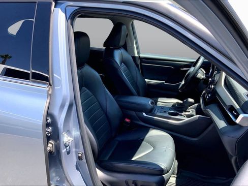 Used 2022 Toyota Highlander XLE FWD image 8