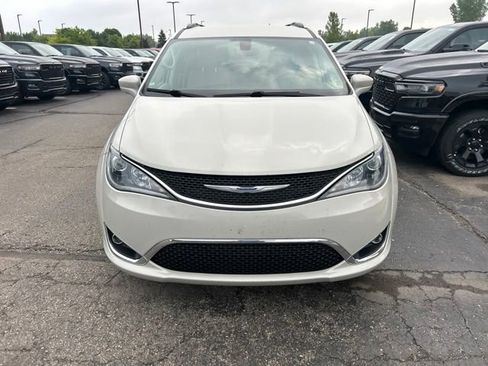 Used 2020 Chrysler Pacifica Touring-L FWD image 6