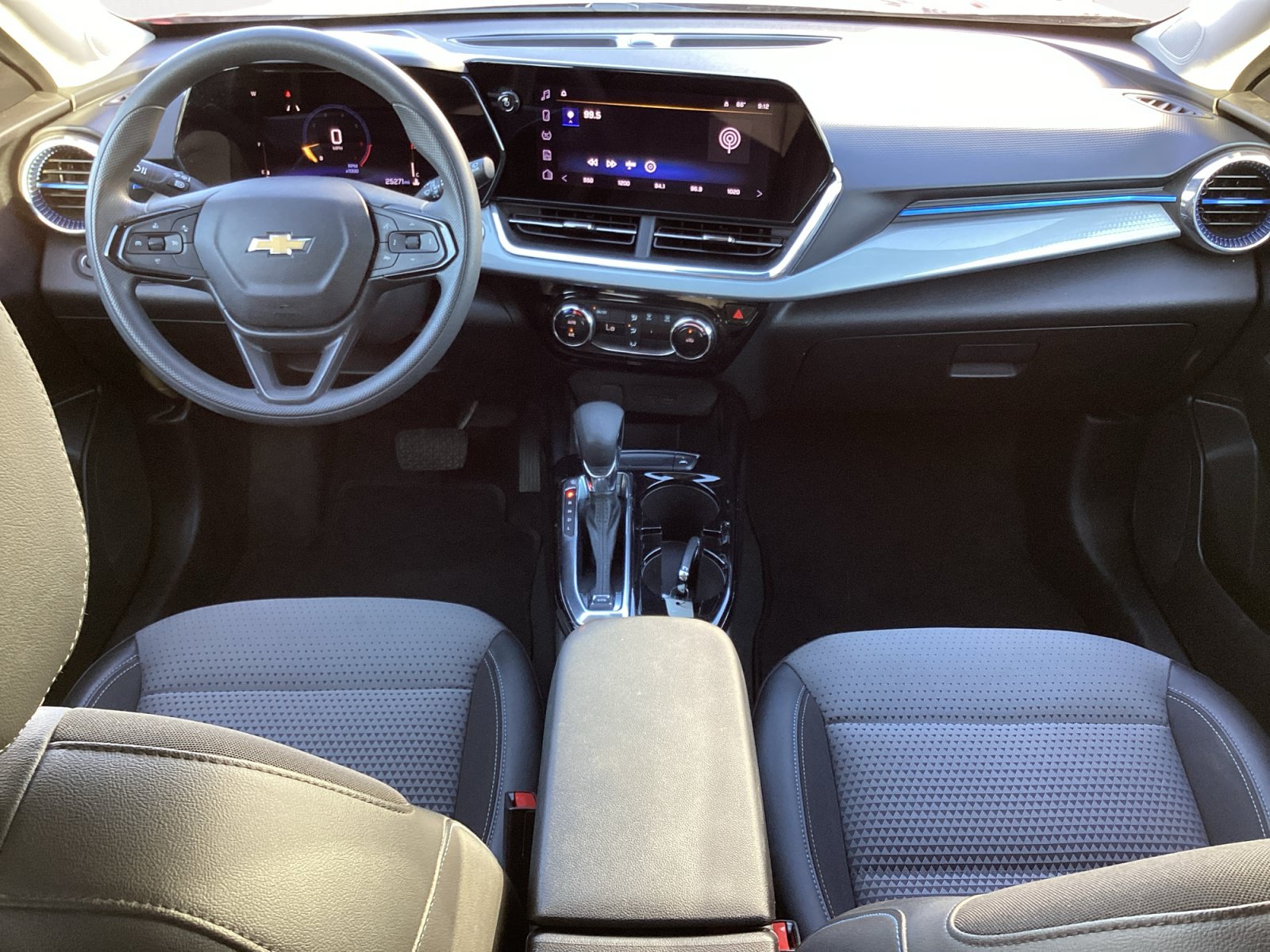 Used 2025 Chevrolet Trax LT FWD image 4