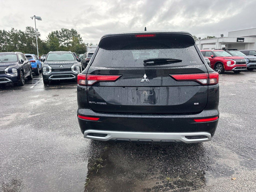 Used 2024 Mitsubishi Outlander SE AWD/4WD image 4
