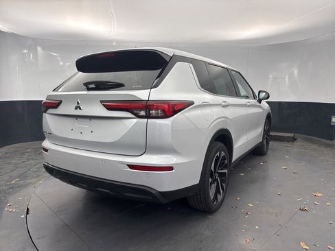 Used 2022 Mitsubishi Outlander ES image 3