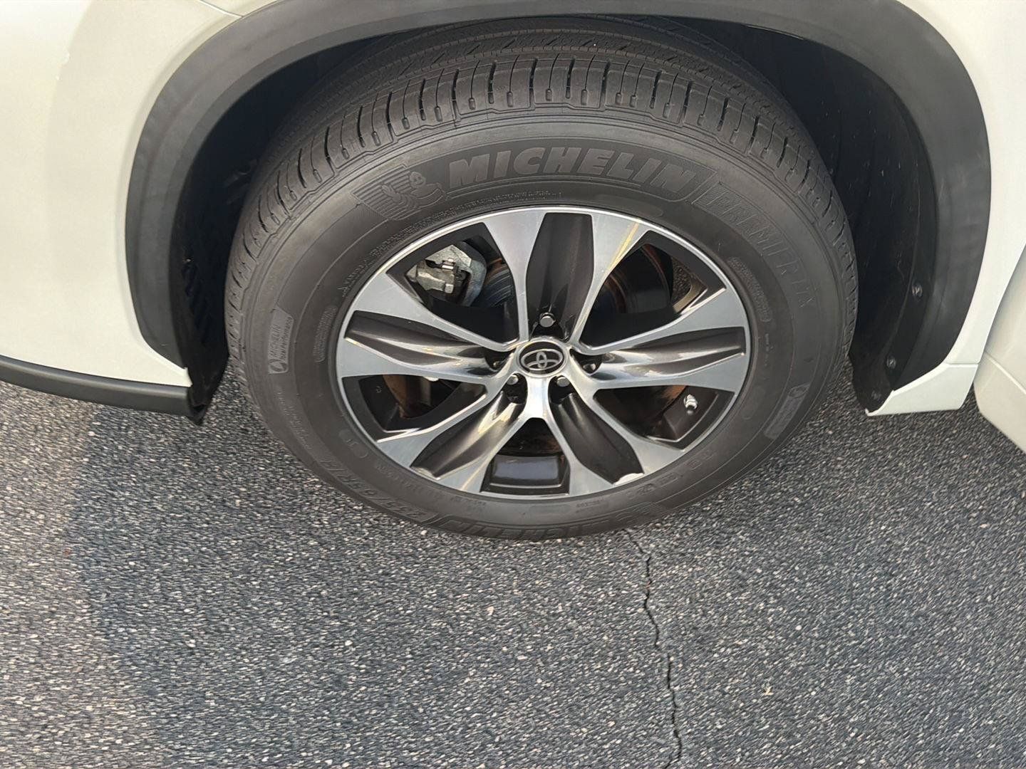 Used 2023 Toyota Highlander XLE FWD image 38