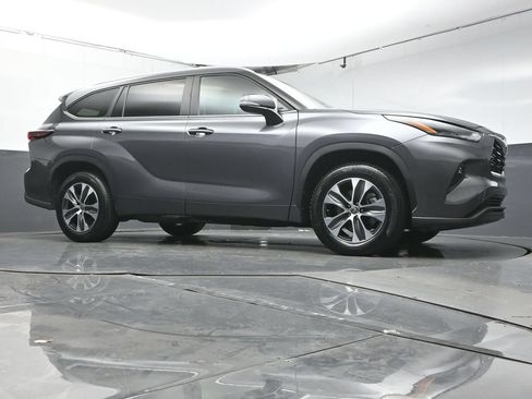 Used 2024 Toyota Highlander XLE FWD image 32