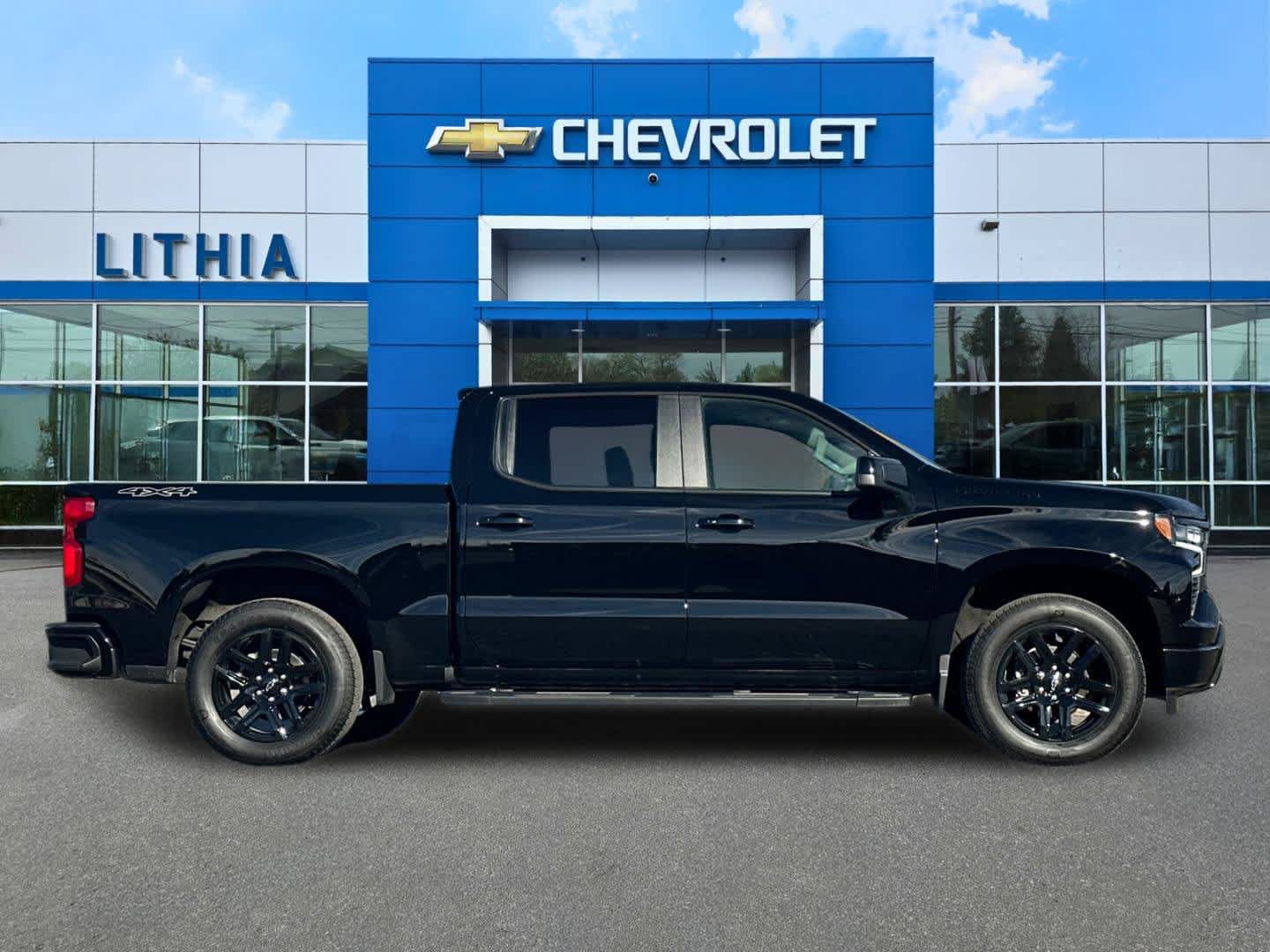 Used 2025 Chevrolet Silverado 1500 RST w/ Dark Appearance Package AWD/4WD image 8
