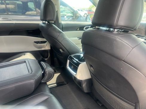 Used 2024 Kia Carnival EX FWD image 11