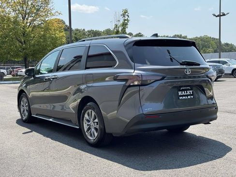 Used 2025 Toyota Sienna XLE FWD image 25