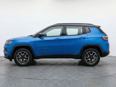 Used 2025 Jeep Compass Trailhawk AWD/4WD image 5
