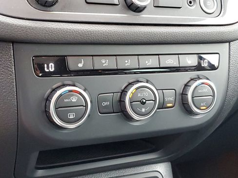 Used 2013 Volkswagen Tiguan SEL FWD image 26