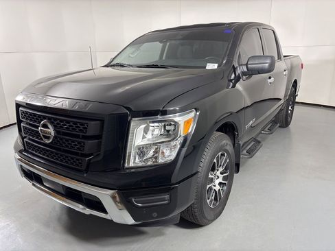 Used 2021 Nissan Titan SV w/ SV Convenience Package image 4