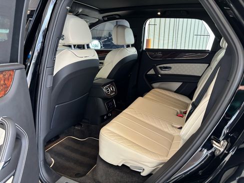 Used 2018 Bentley Bentayga Mulliner image 24