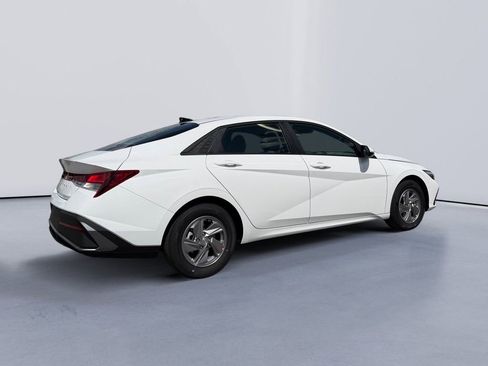 New 2026 Hyundai Elantra SE FWD image 3