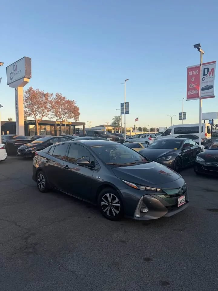 Used 2017 Toyota Prius Prime Advanced FWD image 3