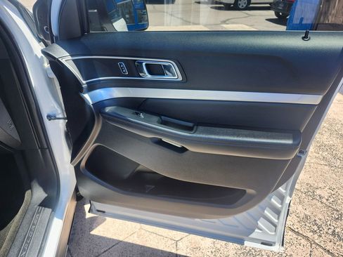 Used 2017 Ford Explorer XLT FWD image 18