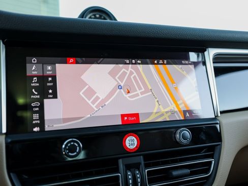 Certified 2022 Porsche Macan S image 18