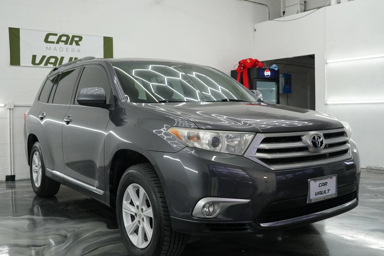 Used 2012 Toyota Highlander SE w/ Tow Pkg FWD image 3