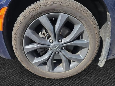 Used 2020 Chrysler Pacifica Touring w/ S Appearance Package FWD image 11