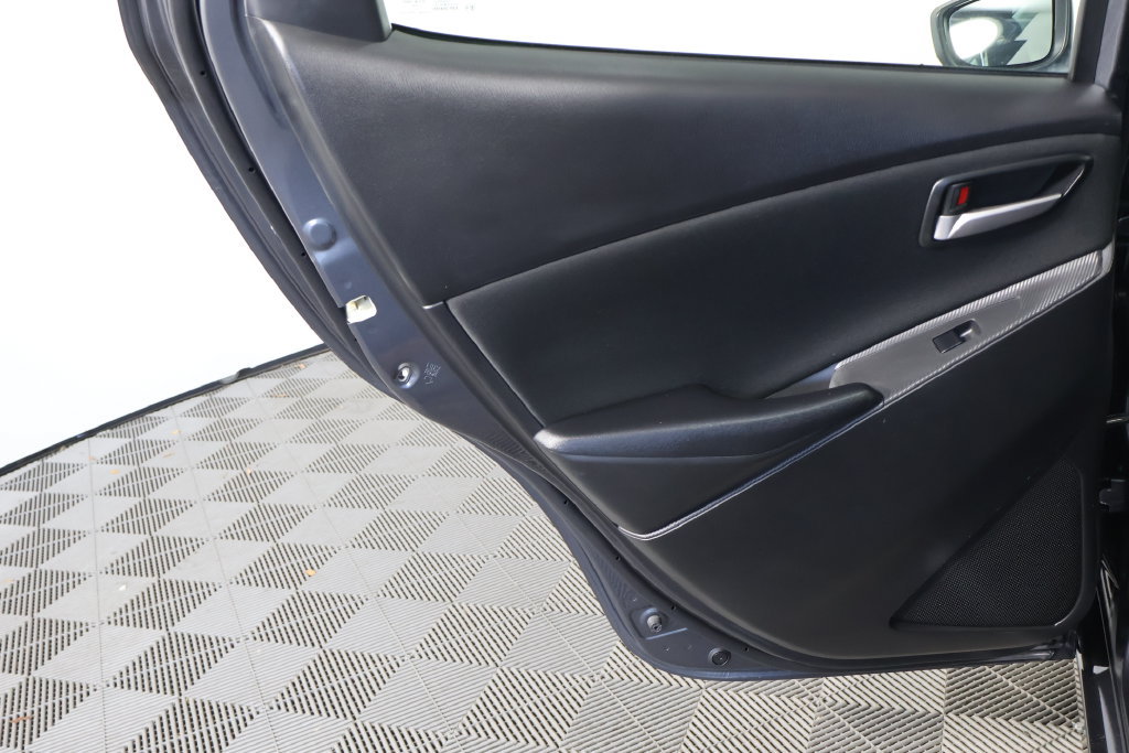 Used 2019 Toyota Yaris L FWD image 11