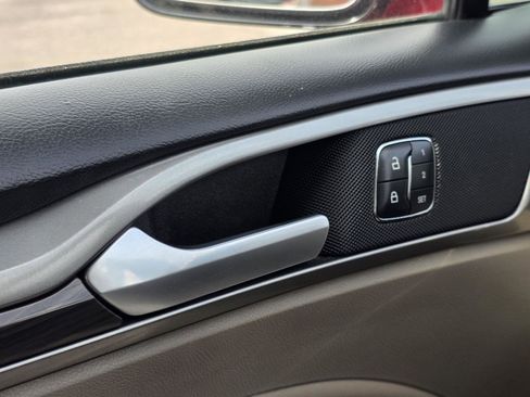 Used 2017 Ford Fusion SE w/ Fusion SE Technology Package FWD image 10