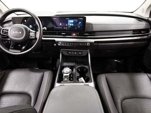 Used 2025 Kia Carnival SX Prestige image 3