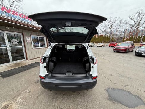 Used 2019 Jeep Cherokee Latitude w/ Cold Weather Group image 9