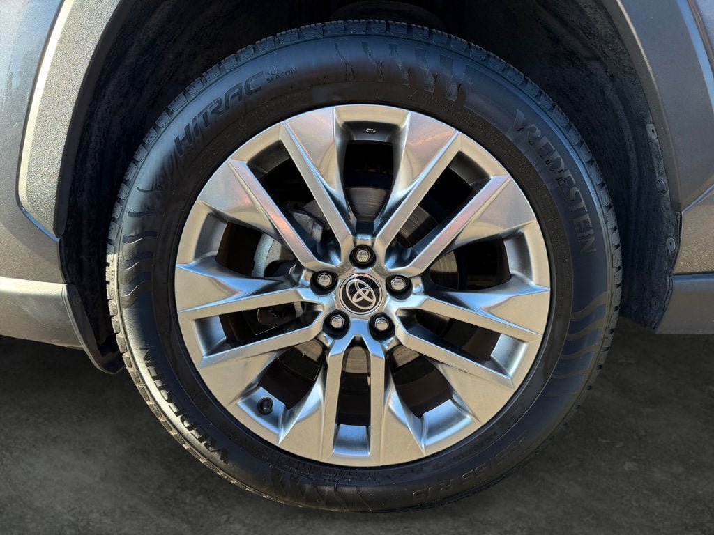 Used 2020 Toyota RAV4 XLE Premium AWD/4WD image 5
