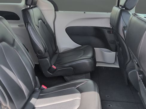 Used 2023 Chrysler Pacifica Touring-L FWD image 26