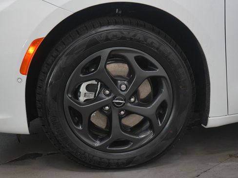 Used 2022 Chrysler Pacifica Limited w/ S Appearance Package image 29