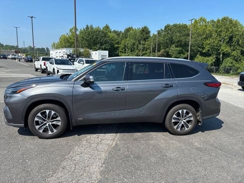 Used 2022 Toyota Highlander XLE AWD/4WD image 5