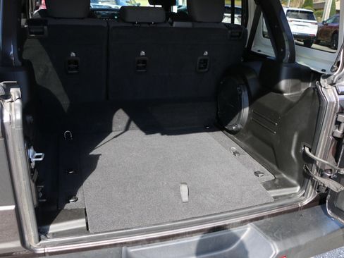 Used 2025 Jeep Wrangler Unlimited Sahara image 27