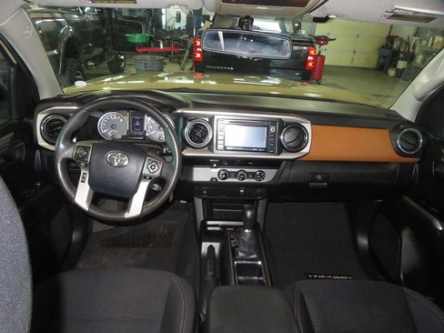 Used 2016 Toyota Tacoma SR5 w/ SR5 Appearance Package (SN) image 39