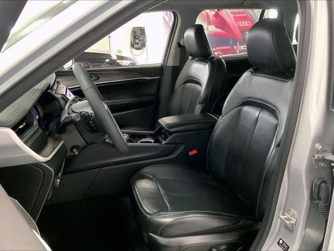 Used 2023 Jeep Grand Cherokee Limited w/ Luxury Tech Group II image 10