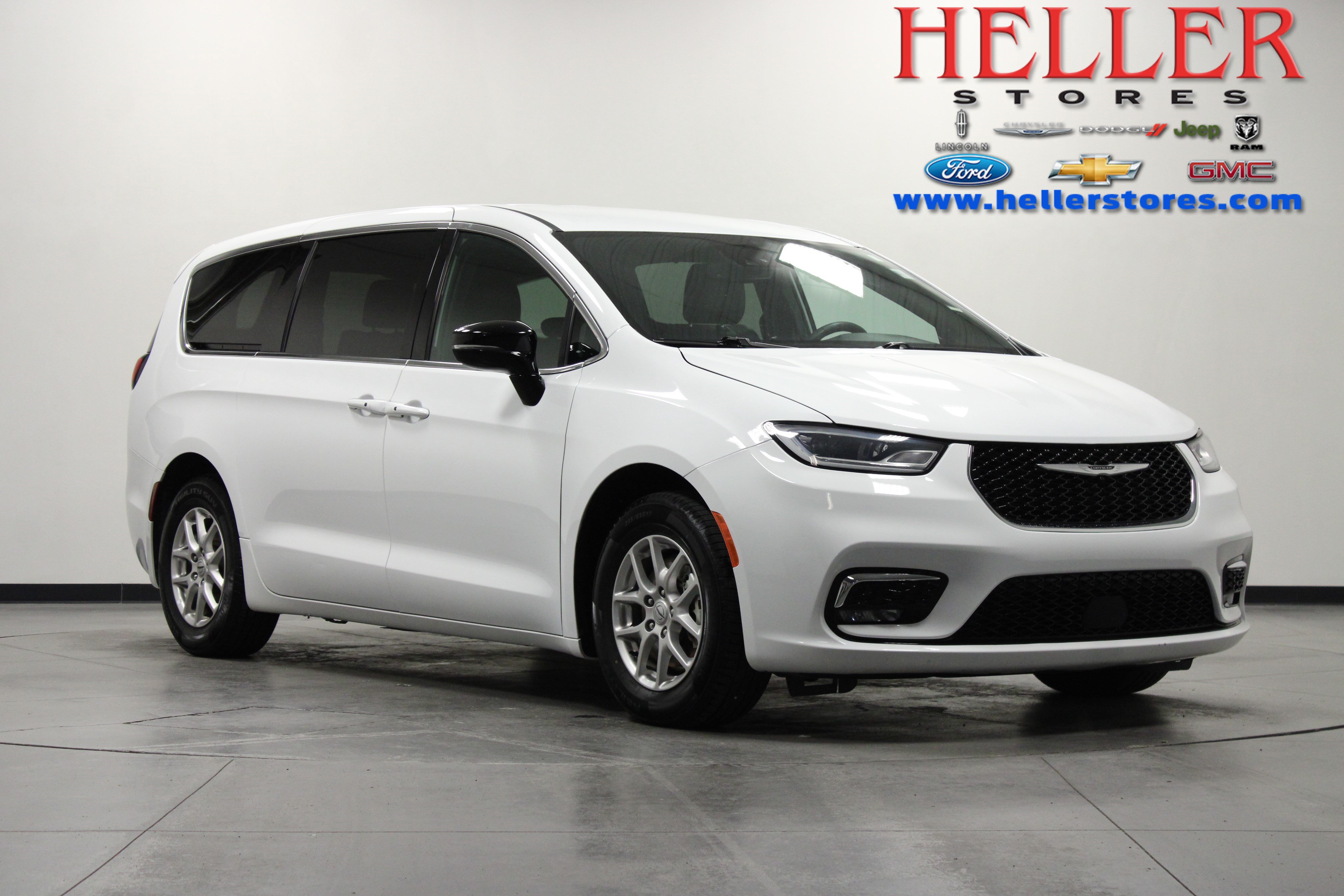 Used 2025 Chrysler Pacifica Select FWD image 1