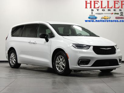 Used 2025 Chrysler Pacifica Select