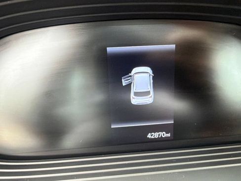 Used 2023 Hyundai Venue SEL FWD image 9
