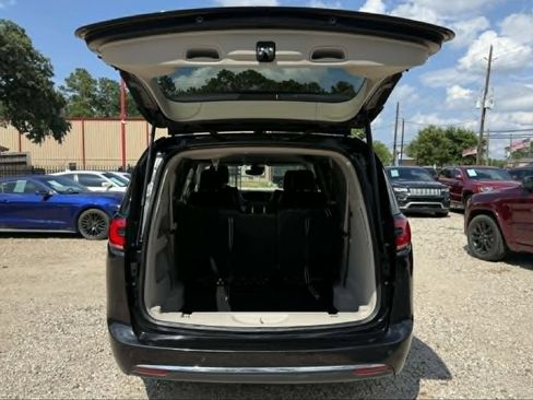 Used 2022 Chrysler Pacifica Touring-L FWD image 9