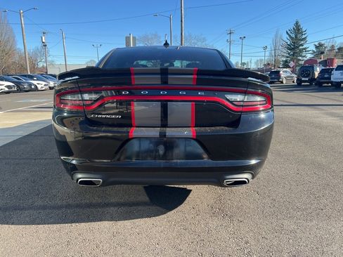 Used 2017 Dodge Charger SXT image 4