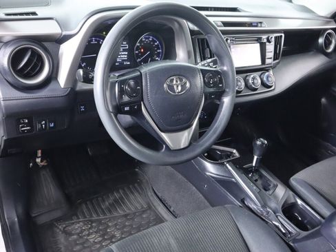 Used 2018 Toyota RAV4 LE AWD/4WD image 9