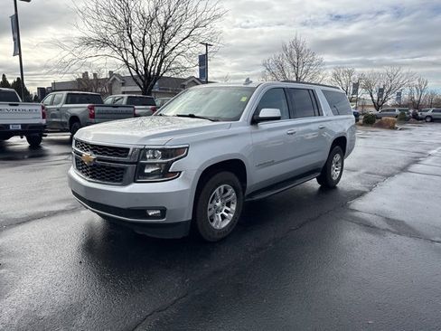 Used 2018 Chevrolet Suburban LT image 2