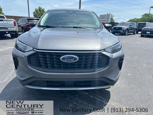Used 2025 Ford Escape Active AWD/4WD image 2