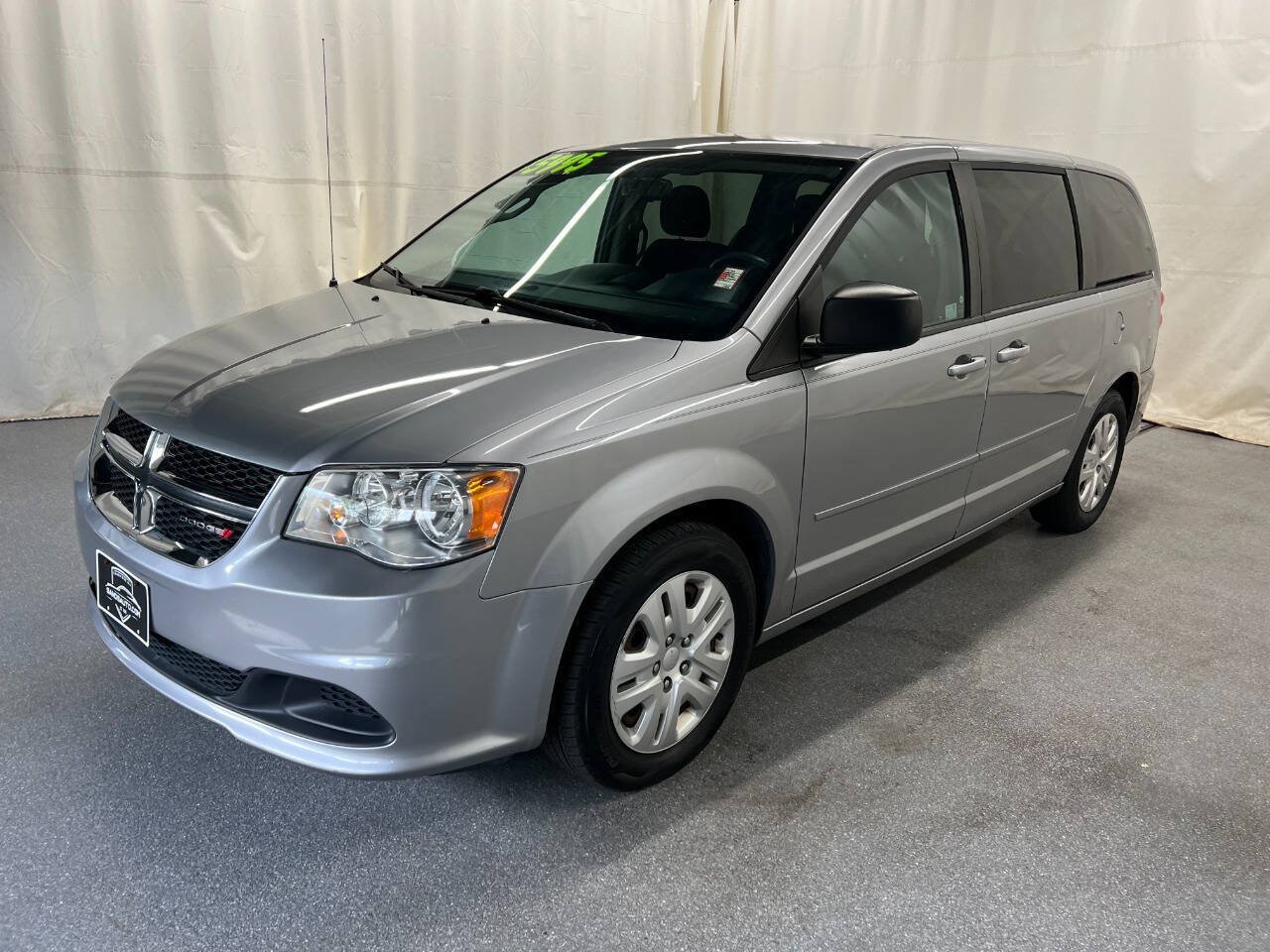 Used 2016 Dodge Grand Caravan SE w/ Quick Order Package 29E SE FWD image 1