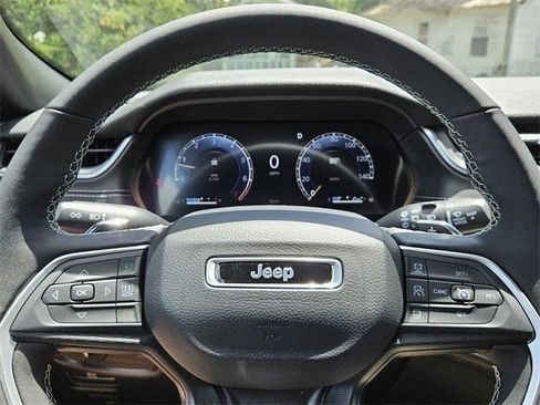 Used 2024 Jeep Grand Cherokee L Laredo image 12