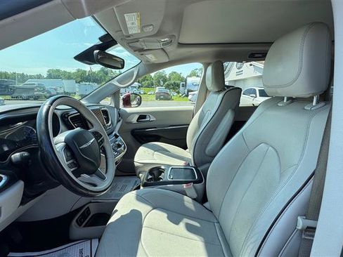 Used 2018 Chrysler Pacifica Limited w/ Advanced Safetytec Group FWD image 35