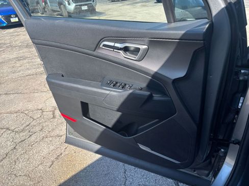 Used 2025 Kia Sportage LX image 18