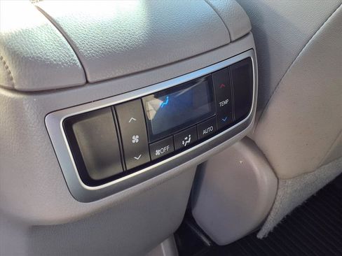 Used 2019 Toyota Highlander XLE image 19