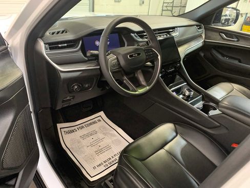 Used 2025 Jeep Grand Cherokee Limited w/ Black Appearance Package AWD/4WD image 10