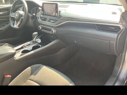 Used 2024 Nissan Altima 2.5 SV FWD image 9