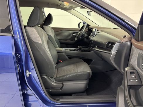 Used 2021 Nissan Rogue SV image 12