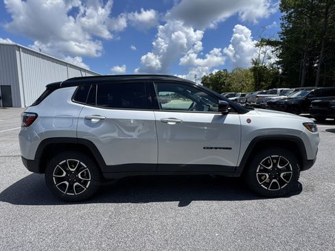 Used 2025 Jeep Compass Trailhawk w/ Trailhawk Convenience Group AWD/4WD image 4