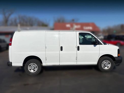 Used 2017 Chevrolet Express 2500 image 8