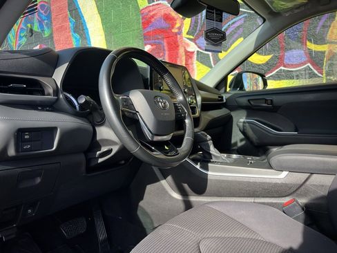 Used 2021 Toyota Highlander LE image 2